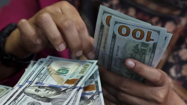 سعر الدولار اليوم الخميس 8 أكتوبر 2026 في البنوك المصرية الدولار يقترب من أعلى مستوى في أسبوعين مع تصاعد رهانات رفع الفائدة الأمريكية