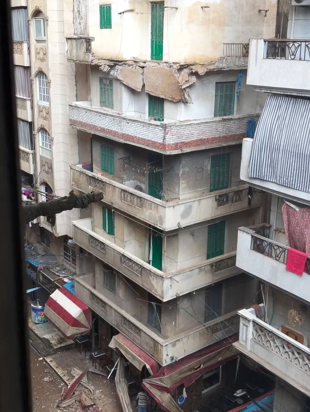 سقوط أجزاء من عقار بالإسكندرية سقوط أجزاء من عقار بالإسكندرية