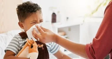 صحتك بالدنيا إزاى تحمى طفلك فى تقلبات الخريف صحتك بالدنيا إزاى تحمى طفلك فى تقلبات الخريف