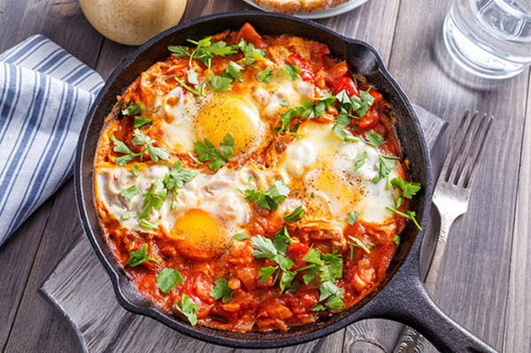 طريقة عمل الشكشوكة بالبيض والطماطم أكلة سهلة واقتصادية بالخطوات.. طريقة عمل شكشوكة البيض بالطماطم مع الجبن بالفرن