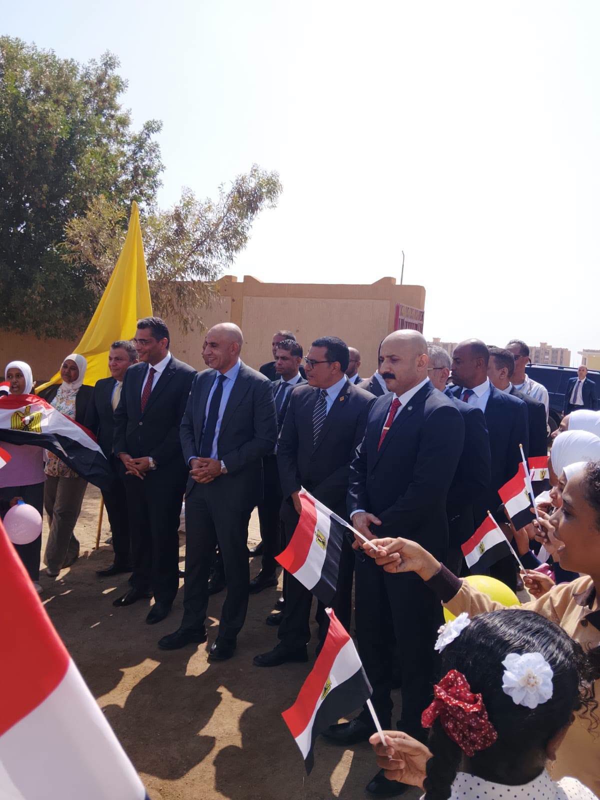 طلاب حلايب وشلاتين يستقبلون وزير التعليم بالورود والأعلام طلاب حلايب وشلاتين يستقبلون وزير التعليم بالورود والأعلام