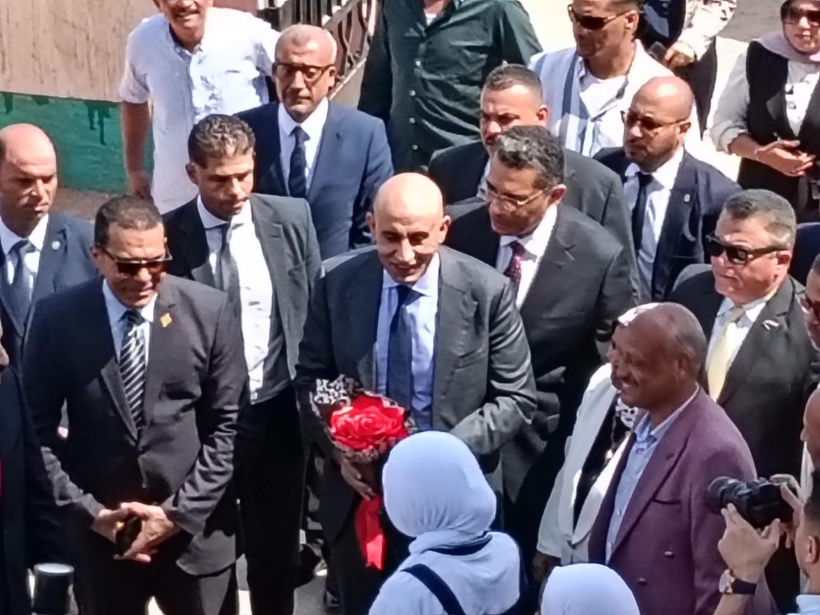 طلاب حلايب وشلاتين يستقبلون وزير التعليم بالورود والأعلام طلاب حلايب وشلاتين يستقبلون وزير التعليم بالورود والأعلام