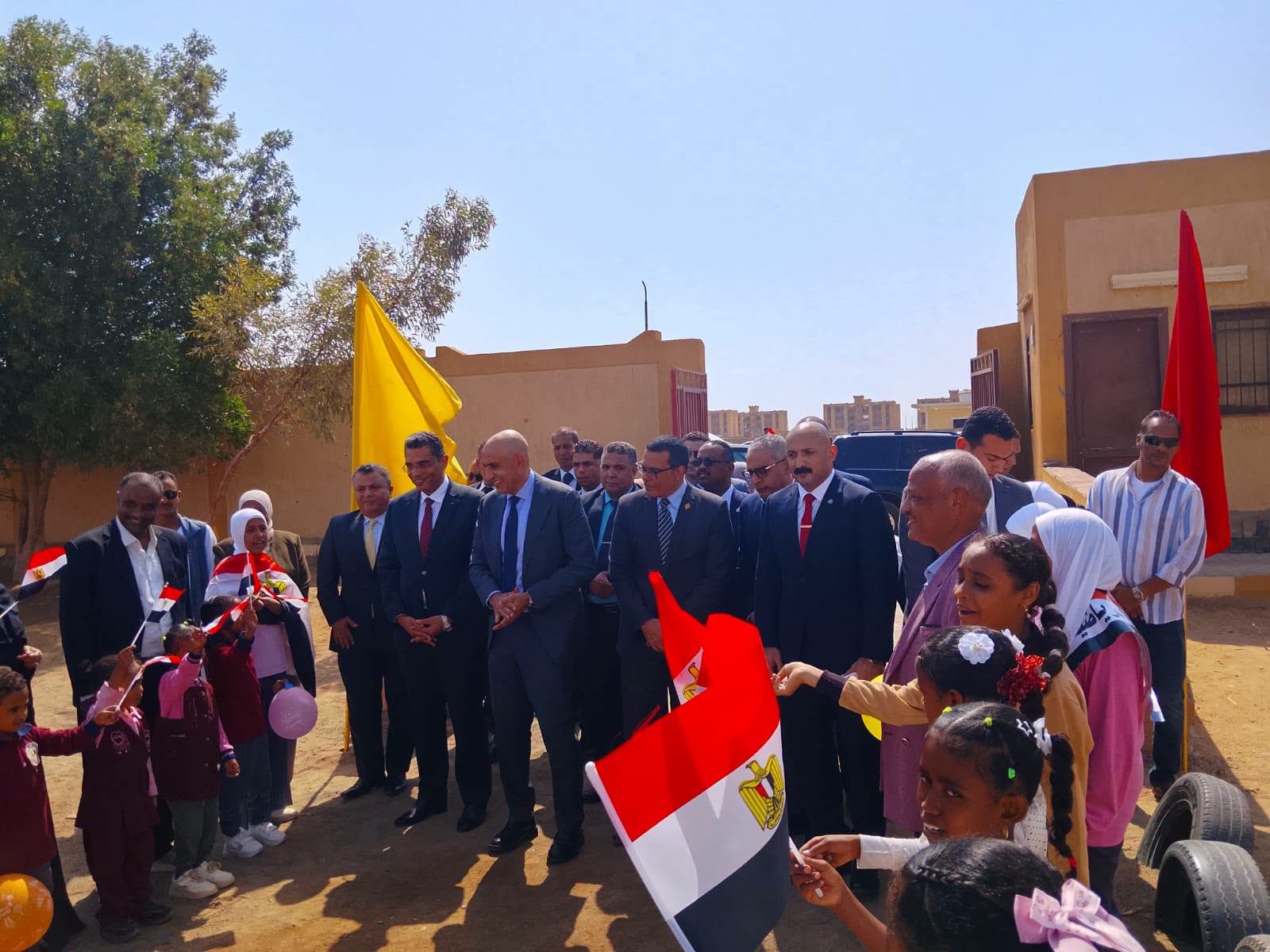 طلاب حلايب وشلاتين يستقبلون وزير التعليم بالورود والأعلام طلاب حلايب وشلاتين يستقبلون وزير التعليم بالورود والأعلام