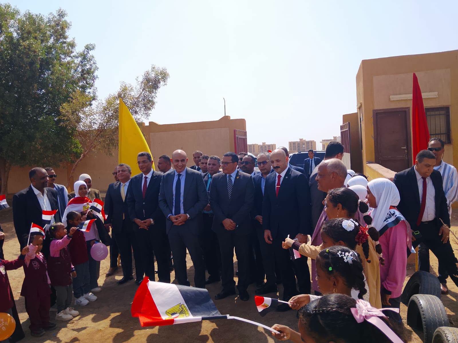 طلاب حلايب وشلاتين يستقبلون وزير التعليم بالورود والأعلام طلاب حلايب وشلاتين يستقبلون وزير التعليم بالورود والأعلام