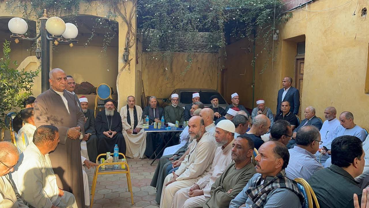جلسة صلح عرفية بقرية طحا في المنيا عقب فيديو الصلاة جلسة صلح عرفية بقرية طحا في المنيا عقب فيديو الصلاة
