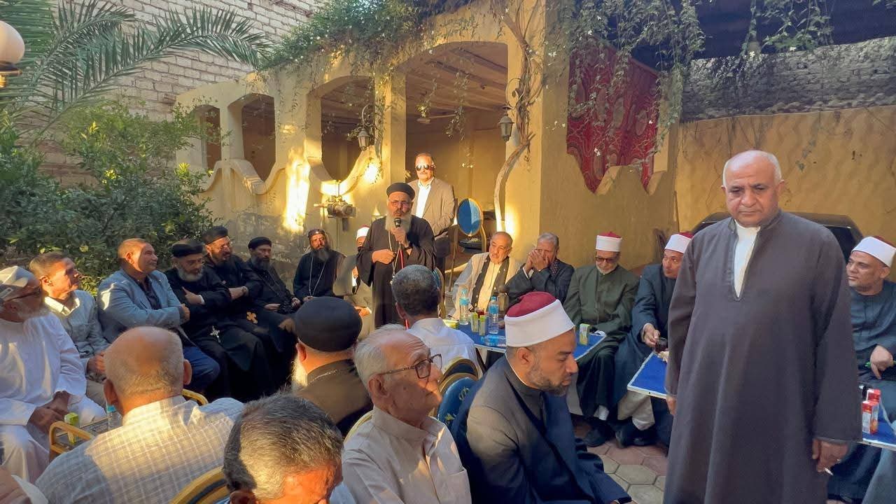 جلسة صلح عرفية بقرية طحا في المنيا عقب فيديو الصلاة جلسة صلح عرفية بقرية طحا في المنيا عقب فيديو الصلاة