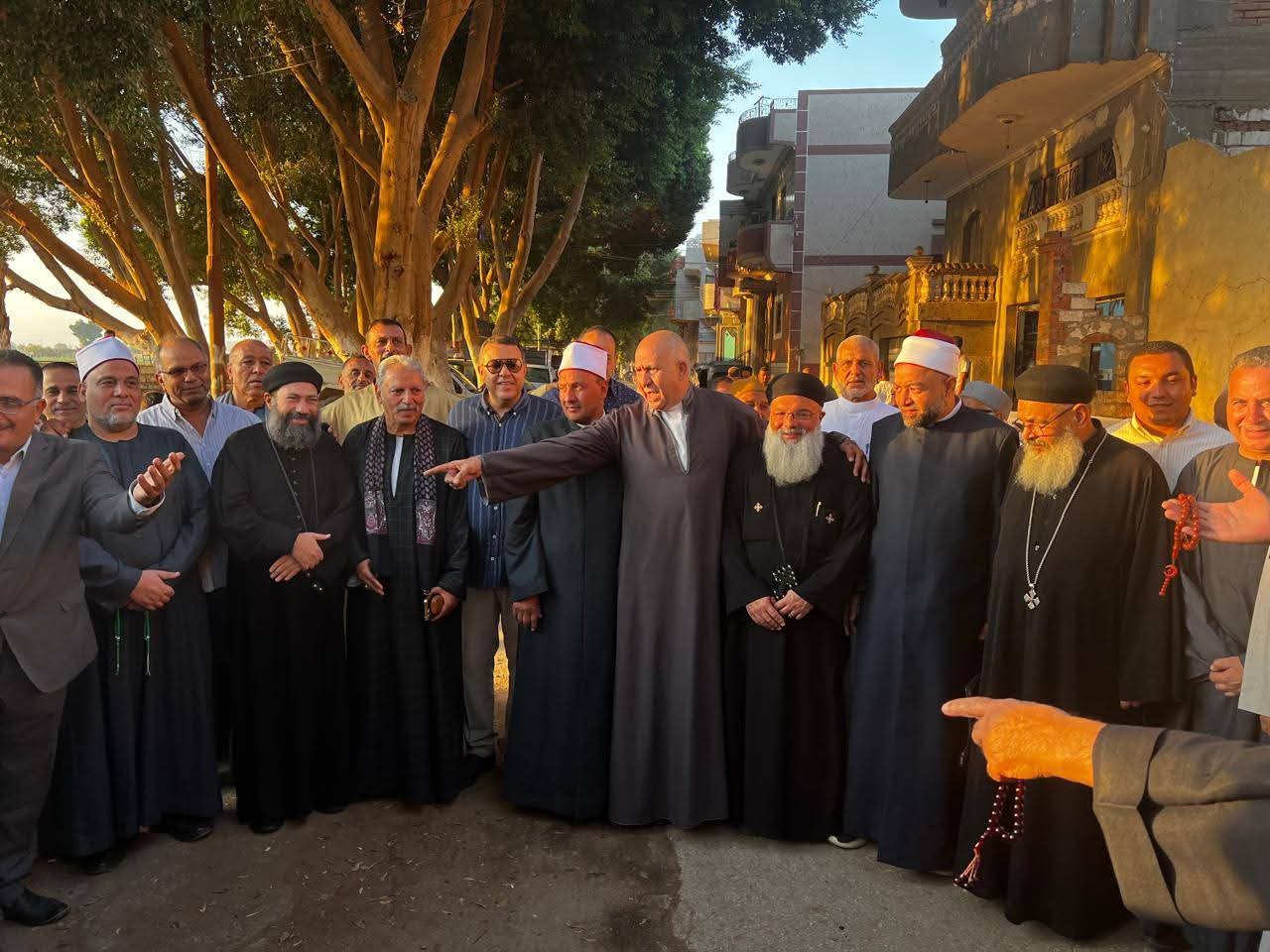 جلسة صلح عرفية بقرية طحا في المنيا عقب فيديو الصلاة جلسة صلح عرفية بقرية طحا في المنيا عقب فيديو الصلاة