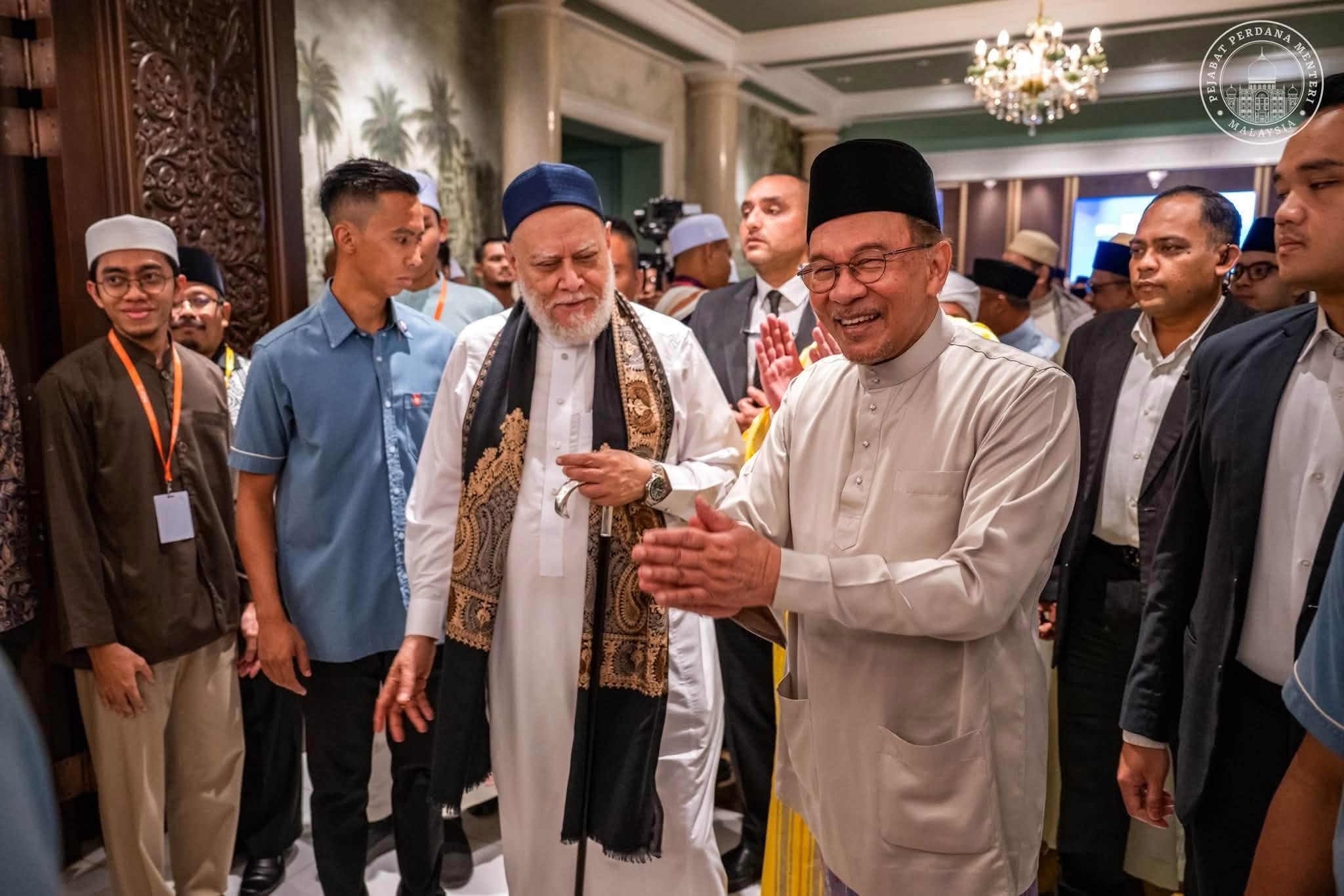 علي جمعة يعتز بتقدير رئيس وزراء ماليزيا لدور الأزهر علي جمعة يعتز بتقدير رئيس وزراء ماليزيا لدور الأزهر