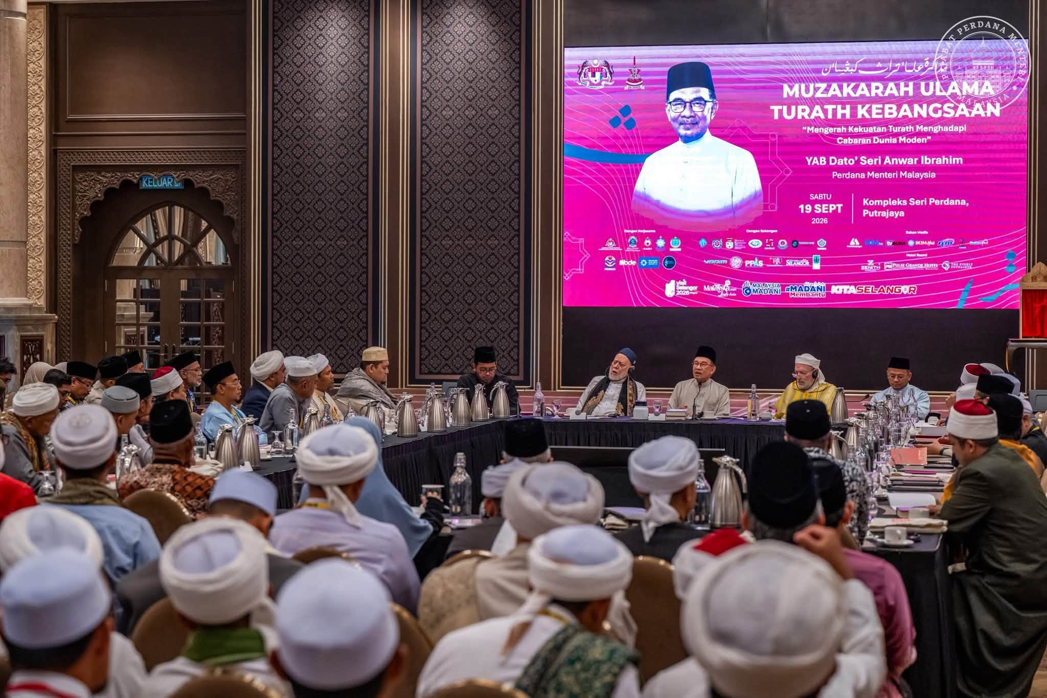علي جمعة يعتز بتقدير رئيس وزراء ماليزيا لدور الأزهر علي جمعة يعتز بتقدير رئيس وزراء ماليزيا لدور الأزهر
