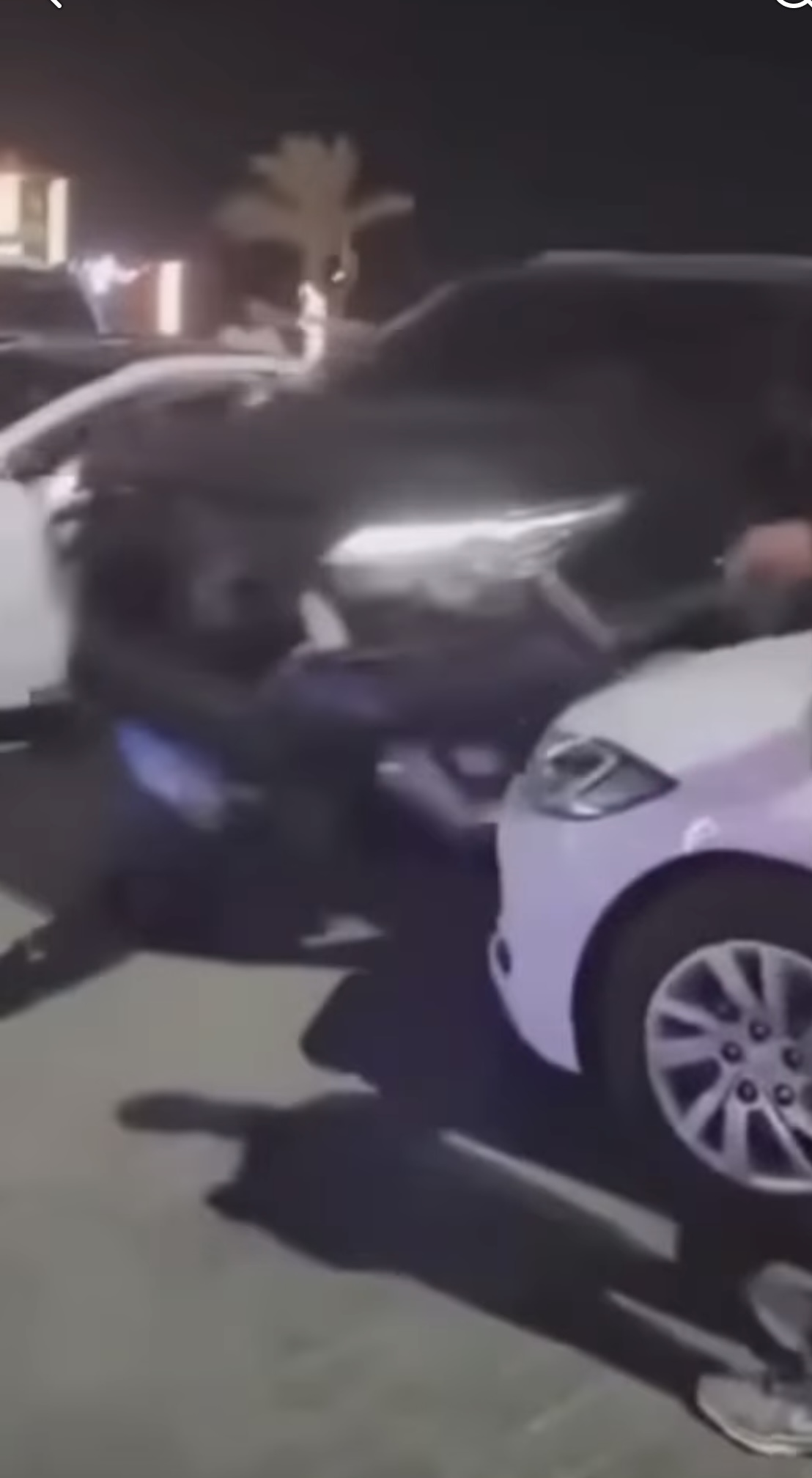 فحص فيديو سيارة سوداء تصدم أشخاصًا وتهشم سيارات أمام هايبر وان فحص فيديو سيارة سوداء تصدم أشخاصًا وتهشم سيارات أمام هايبر وان