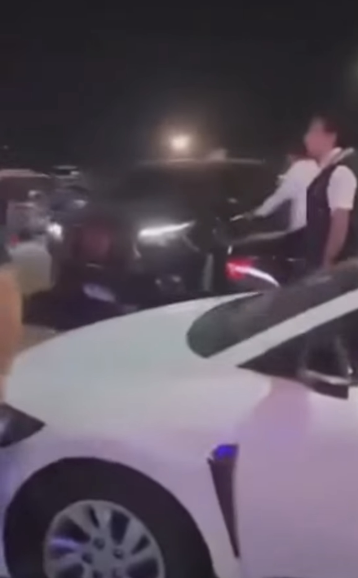 فحص فيديو سيارة سوداء تصدم أشخاصًا وتهشم سيارات أمام هايبر وان فحص فيديو سيارة سوداء تصدم أشخاصًا وتهشم سيارات أمام هايبر وان