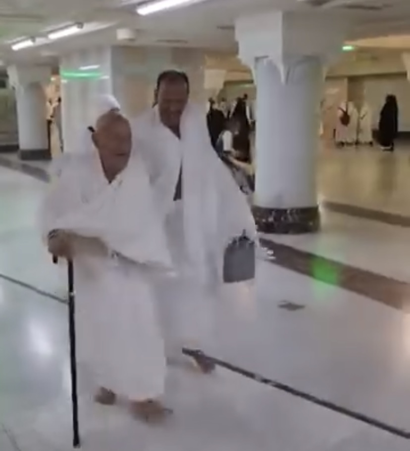 فيديو مسن أثناء العمرة يشعل التواصل قبل وفاته فيديو مسن أثناء العمرة يشعل التواصل قبل وفاته