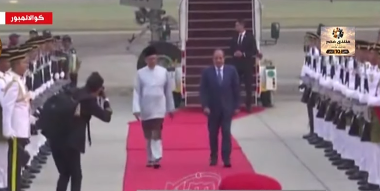 السيسي يصل مطار كوالالمبور في مستهل زيارته لماليزيا السيسي يصل مطار كوالالمبور في مستهل زيارته لماليزيا