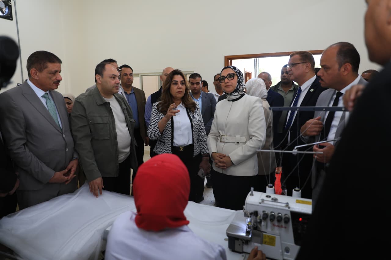 منال عوض ومحافظ الوادي الجديد تفتتحان مصنع شكائر الزماط منال عوض ومحافظ الوادي الجديد تفتتحان مصنع شكائر الزماط