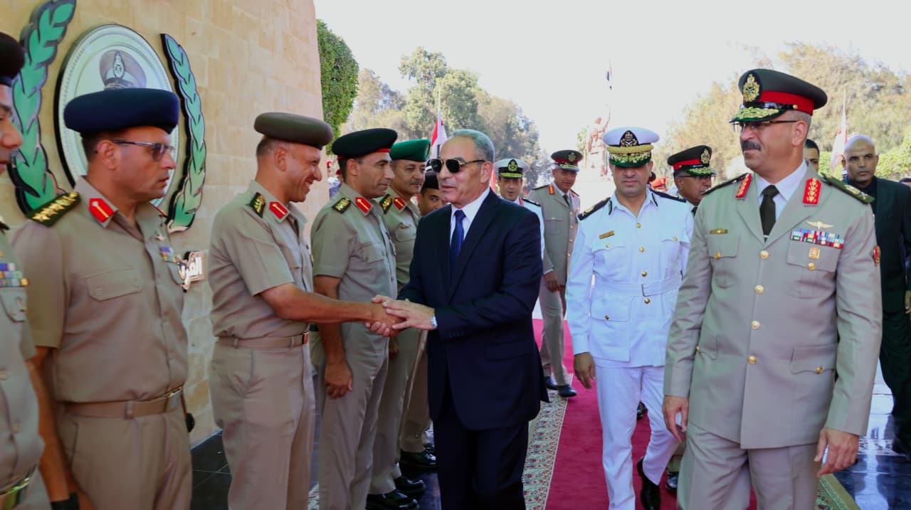 محافظ الإسماعيلية يضع إكليلًا على نصب شهداء الجيش الثاني محافظ الإسماعيلية يضع إكليلًا على نصب شهداء الجيش الثاني