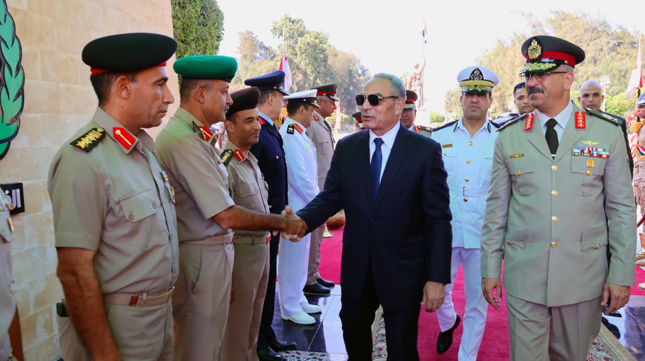 محافظ الإسماعيلية يضع إكليلًا على نصب شهداء الجيش الثاني محافظ الإسماعيلية يضع إكليلًا على نصب شهداء الجيش الثاني