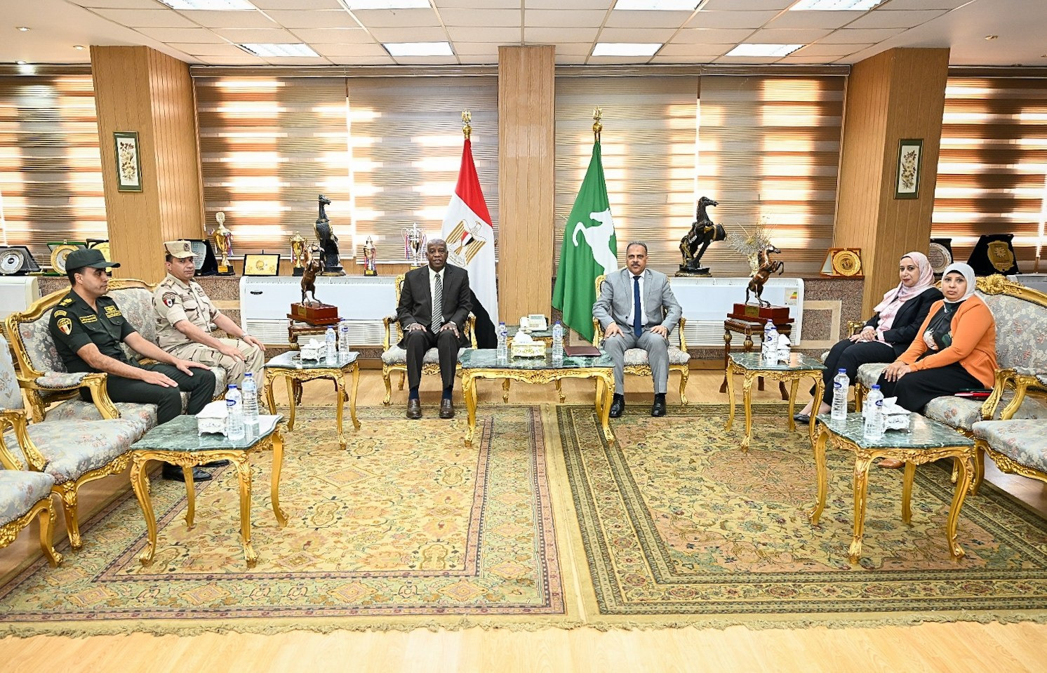 محافظ الشرقية يبحث مع رئيس المحاربين القدماء دعم الأسر محافظ الشرقية يبحث مع رئيس المحاربين القدماء دعم الأسر