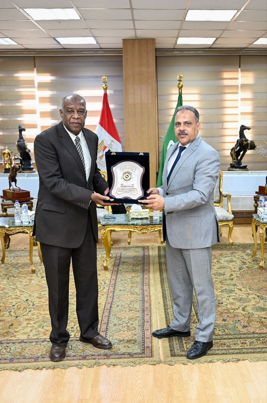 محافظ الشرقية يبحث مع رئيس المحاربين القدماء دعم الأسر محافظ الشرقية يبحث مع رئيس المحاربين القدماء دعم الأسر