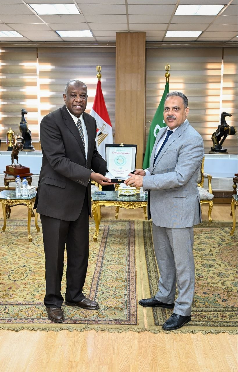 محافظ الشرقية يبحث مع رئيس المحاربين القدماء دعم الأسر محافظ الشرقية يبحث مع رئيس المحاربين القدماء دعم الأسر