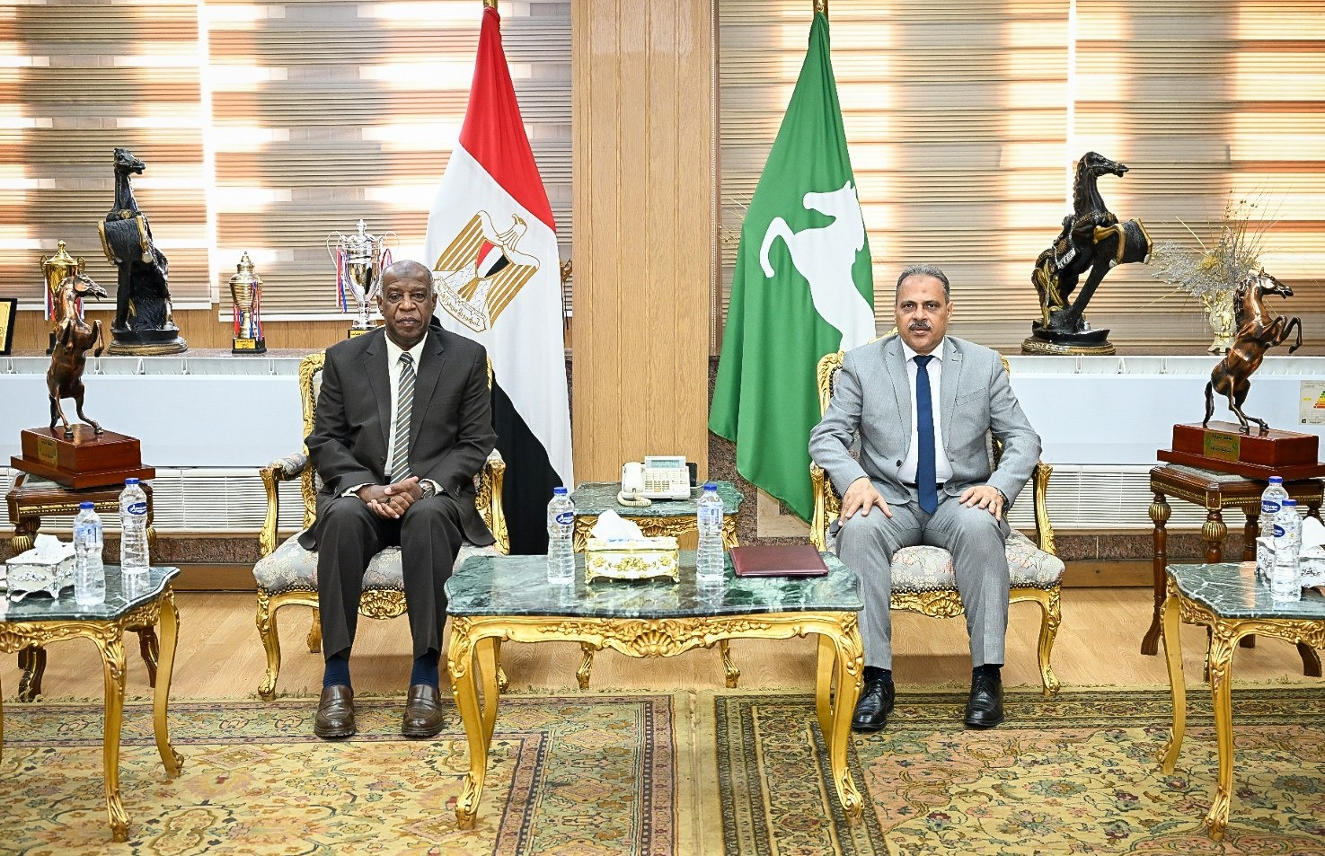 محافظ الشرقية يبحث مع رئيس المحاربين القدماء دعم الأسر محافظ الشرقية يبحث مع رئيس المحاربين القدماء دعم الأسر