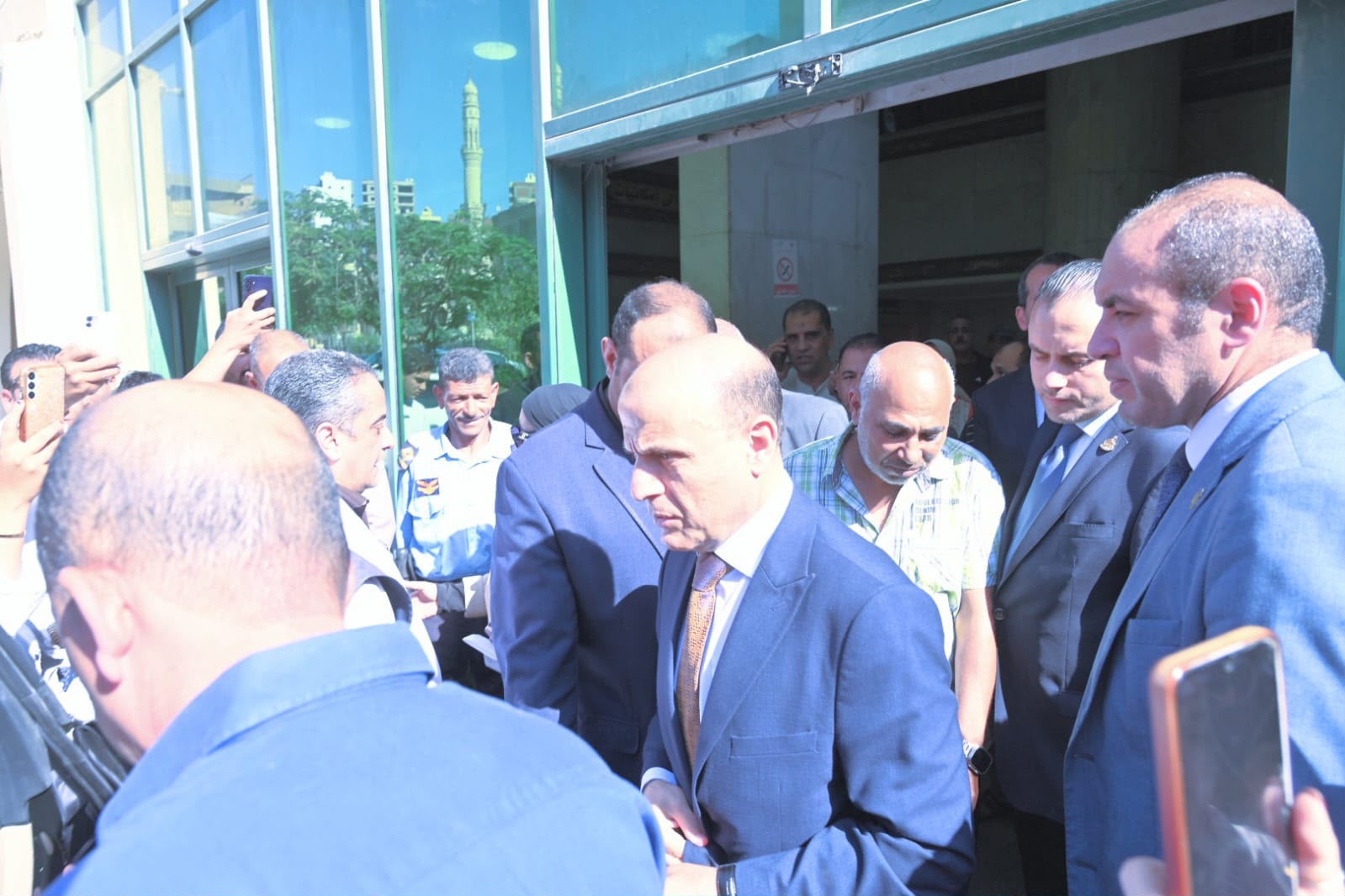 محافظ الغربية يزور مصابي حادث معهد دنوشر بالمحلة