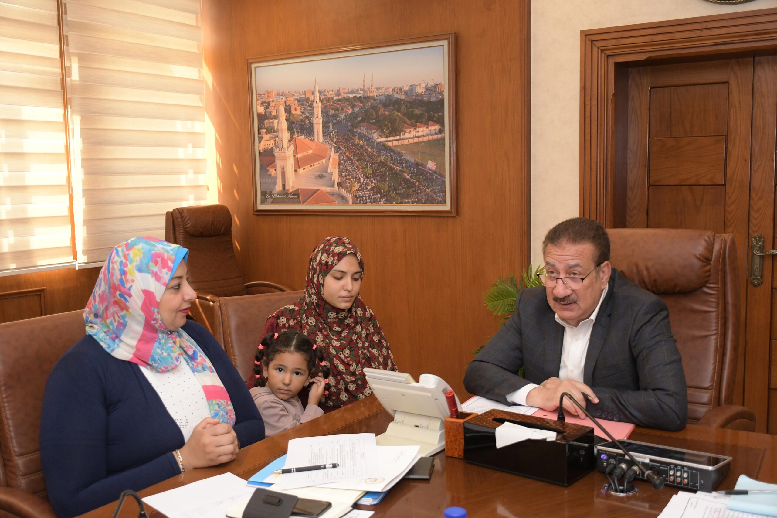 محافظ بورسعيد يستقبل المواطنين ويبحث مشكلاتهم وطلبات العمل