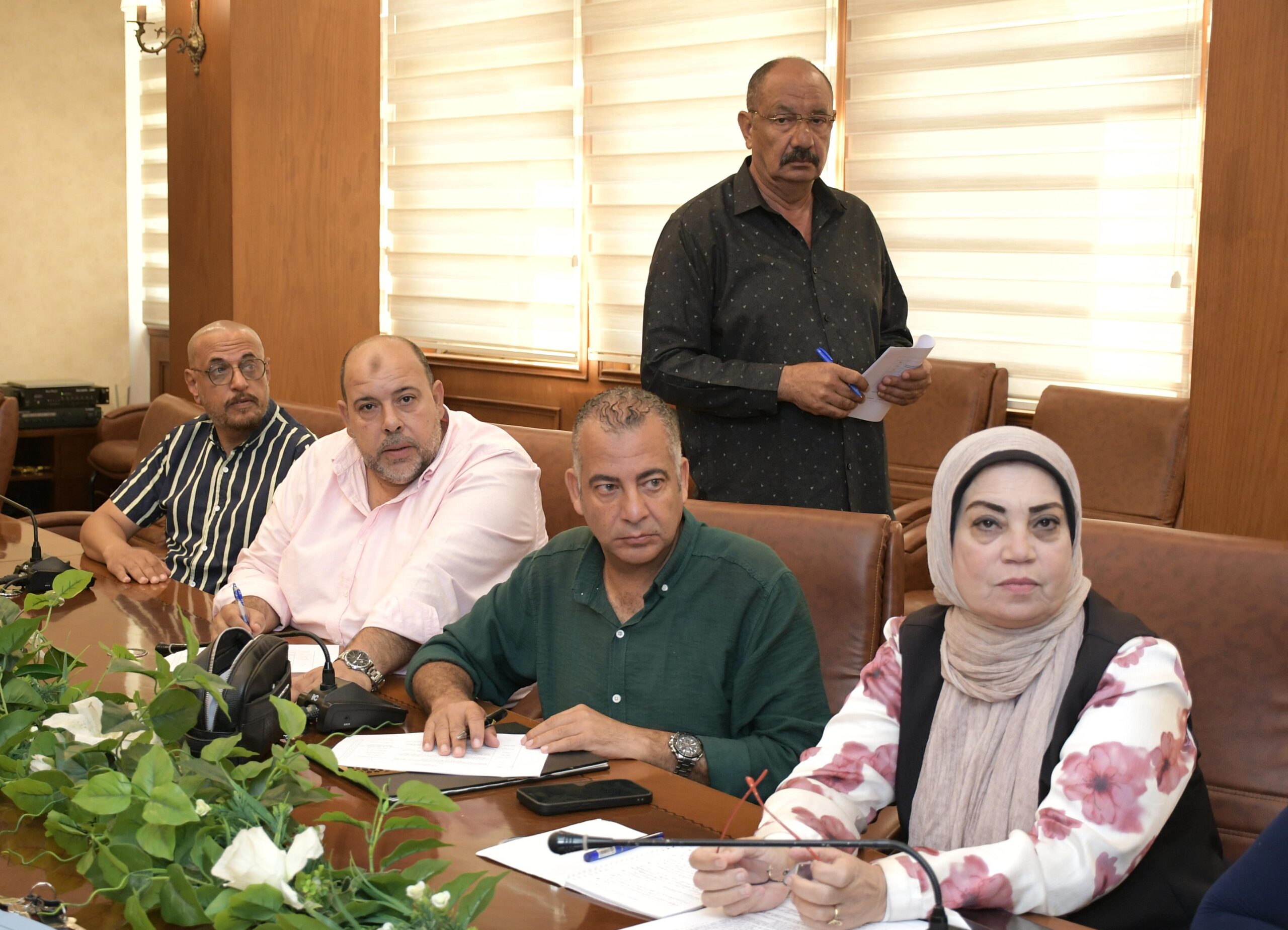 محافظ بورسعيد يستقبل المواطنين ويبحث مشكلاتهم وطلبات العمل