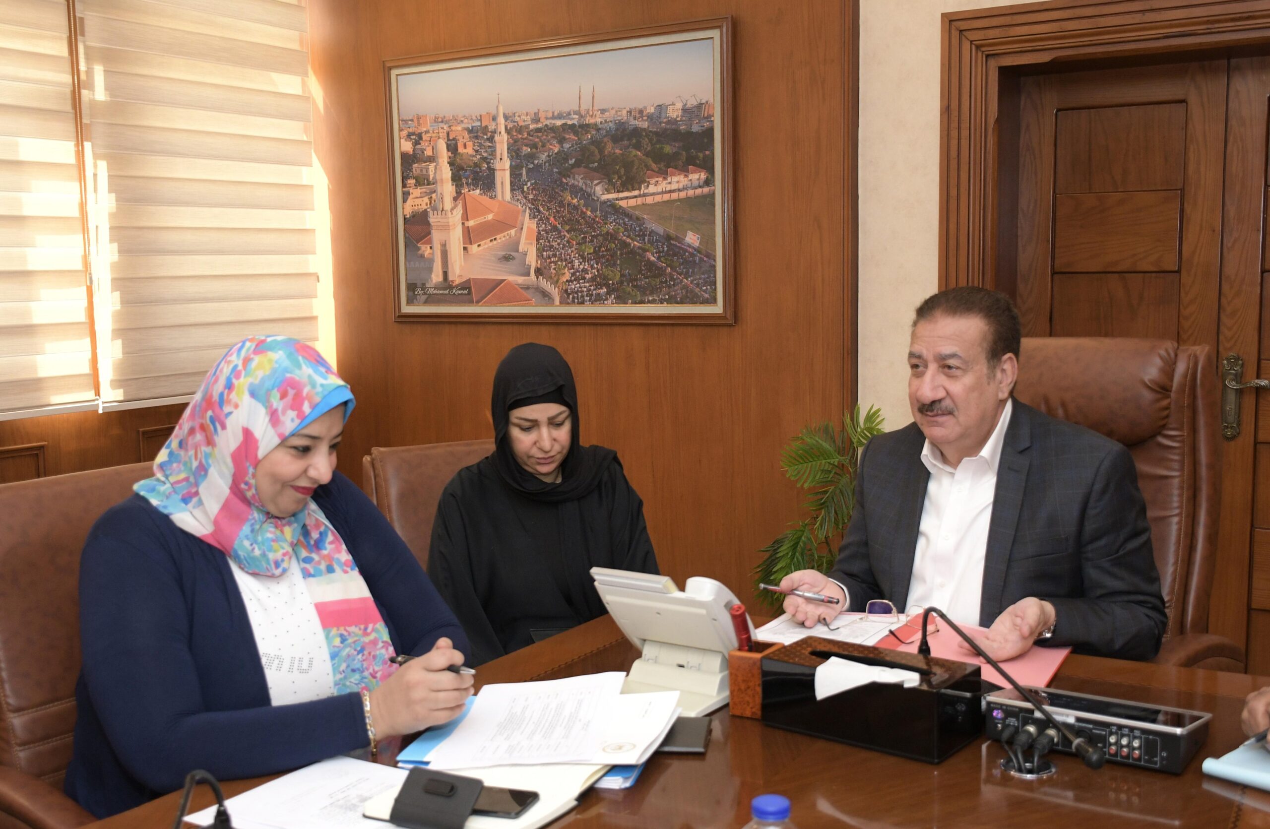 محافظ بورسعيد يستقبل المواطنين ويبحث مشكلاتهم وطلبات العمل