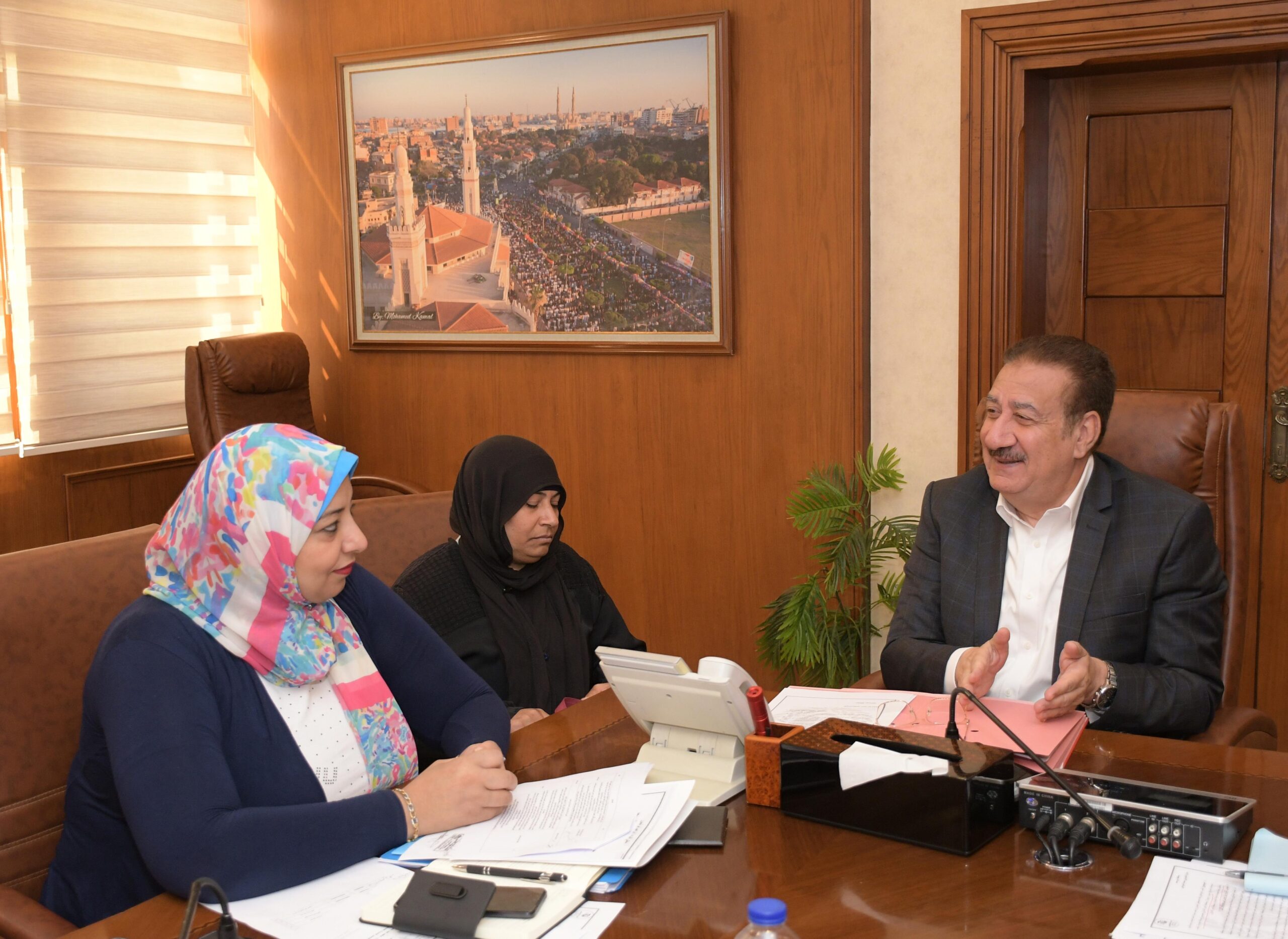 محافظ بورسعيد يستقبل المواطنين ويبحث مشكلاتهم وطلبات العمل