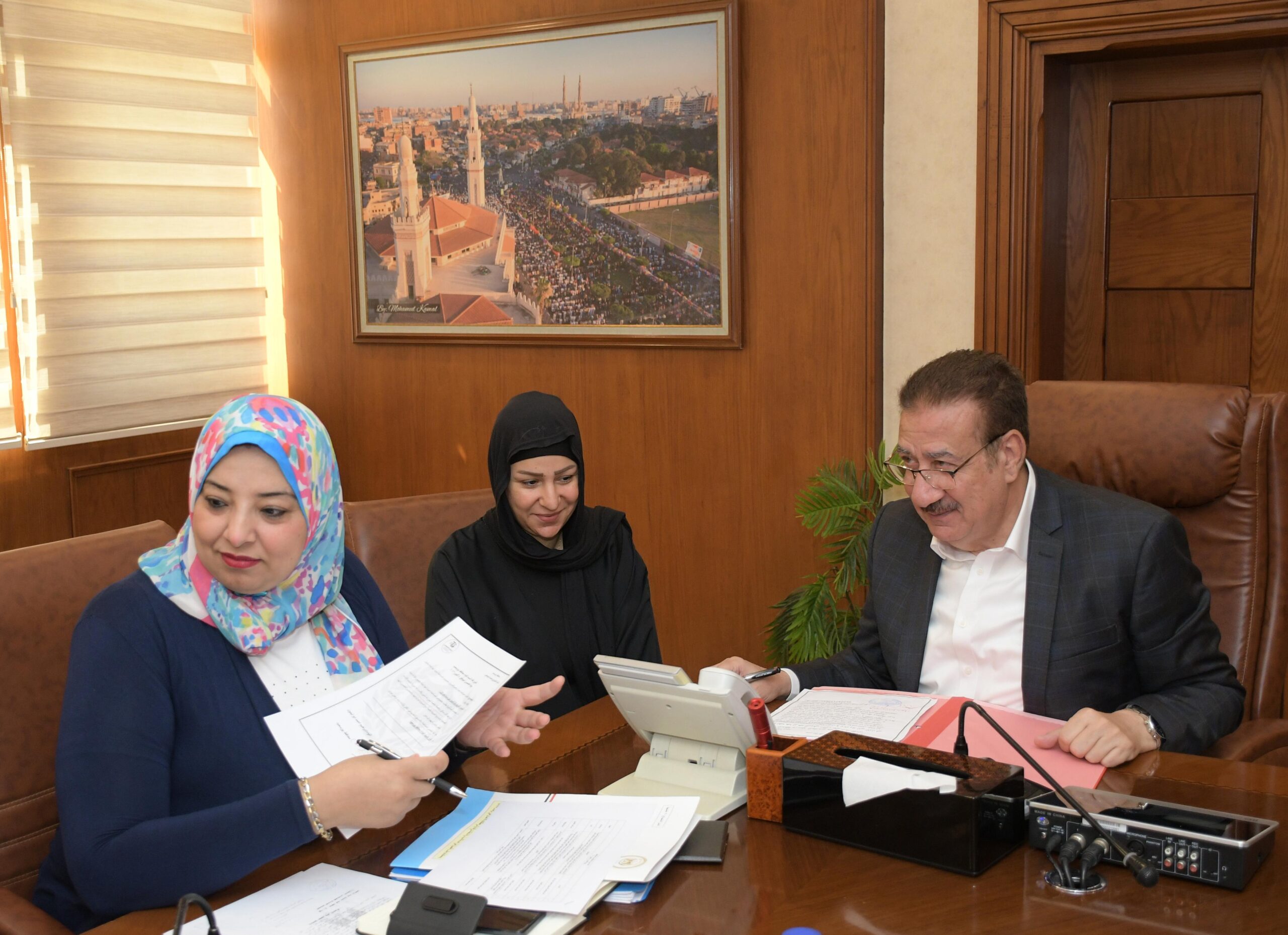 محافظ بورسعيد يستقبل المواطنين ويبحث مشكلاتهم وطلبات العمل