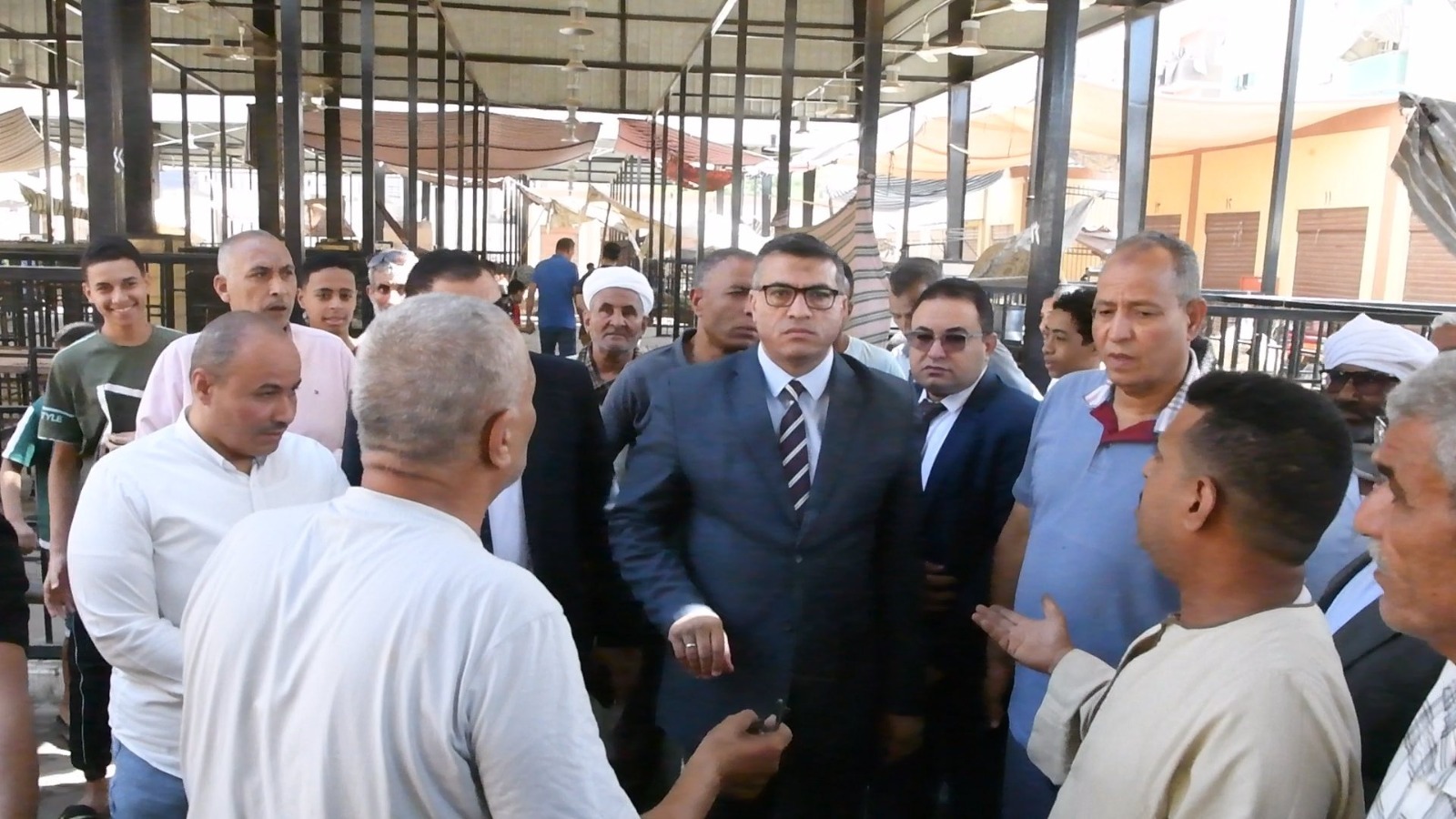 محافظ قنا يحيل مسؤولي السوق ومجلس المدينة بنجع حمادي للتحقيق محافظ قنا يحيل مسؤولي السوق ومجلس المدينة بنجع حمادي للتحقيق