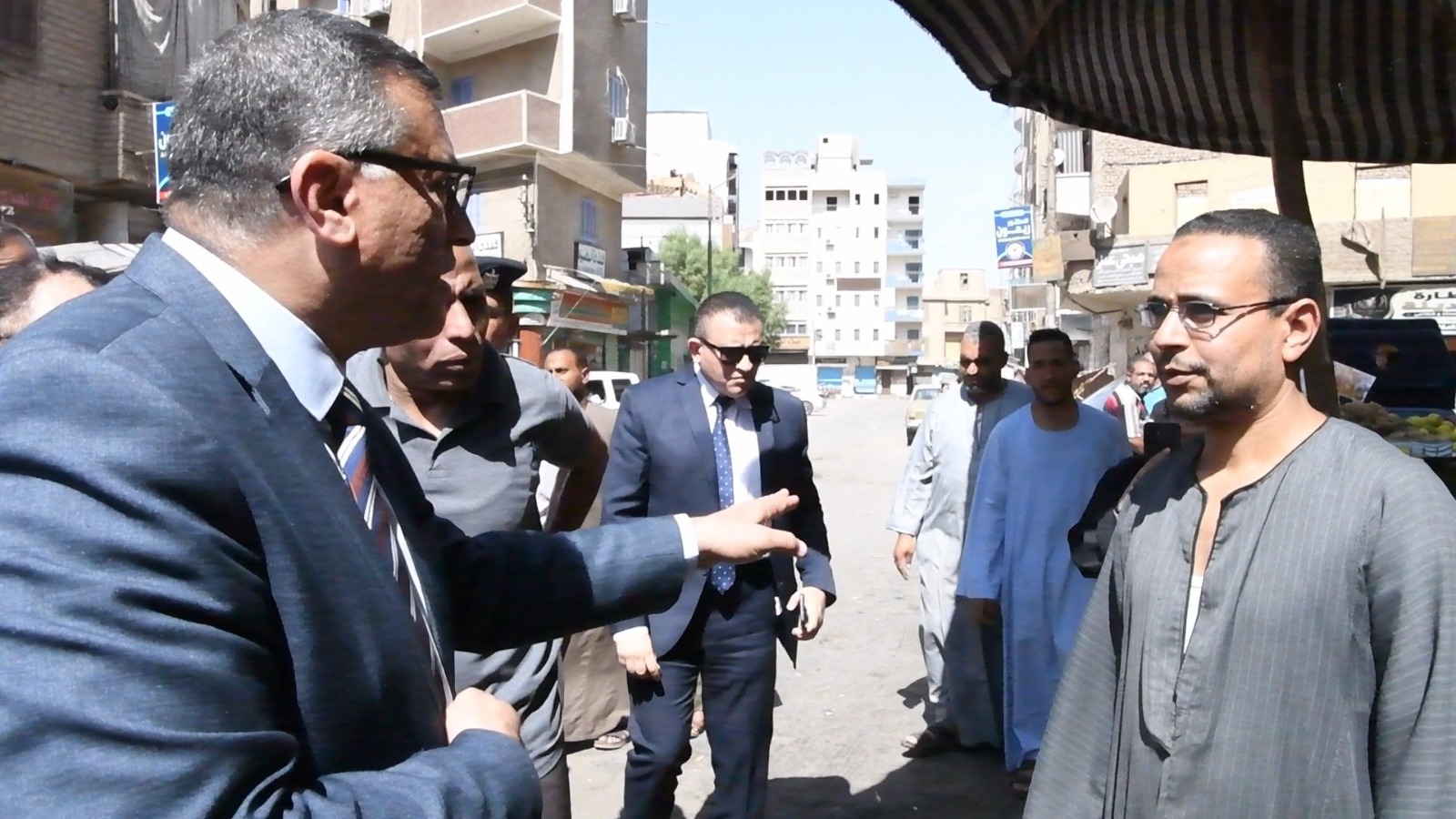 محافظ قنا يحيل مسؤولي السوق ومجلس المدينة بنجع حمادي للتحقيق محافظ قنا يحيل مسؤولي السوق ومجلس المدينة بنجع حمادي للتحقيق