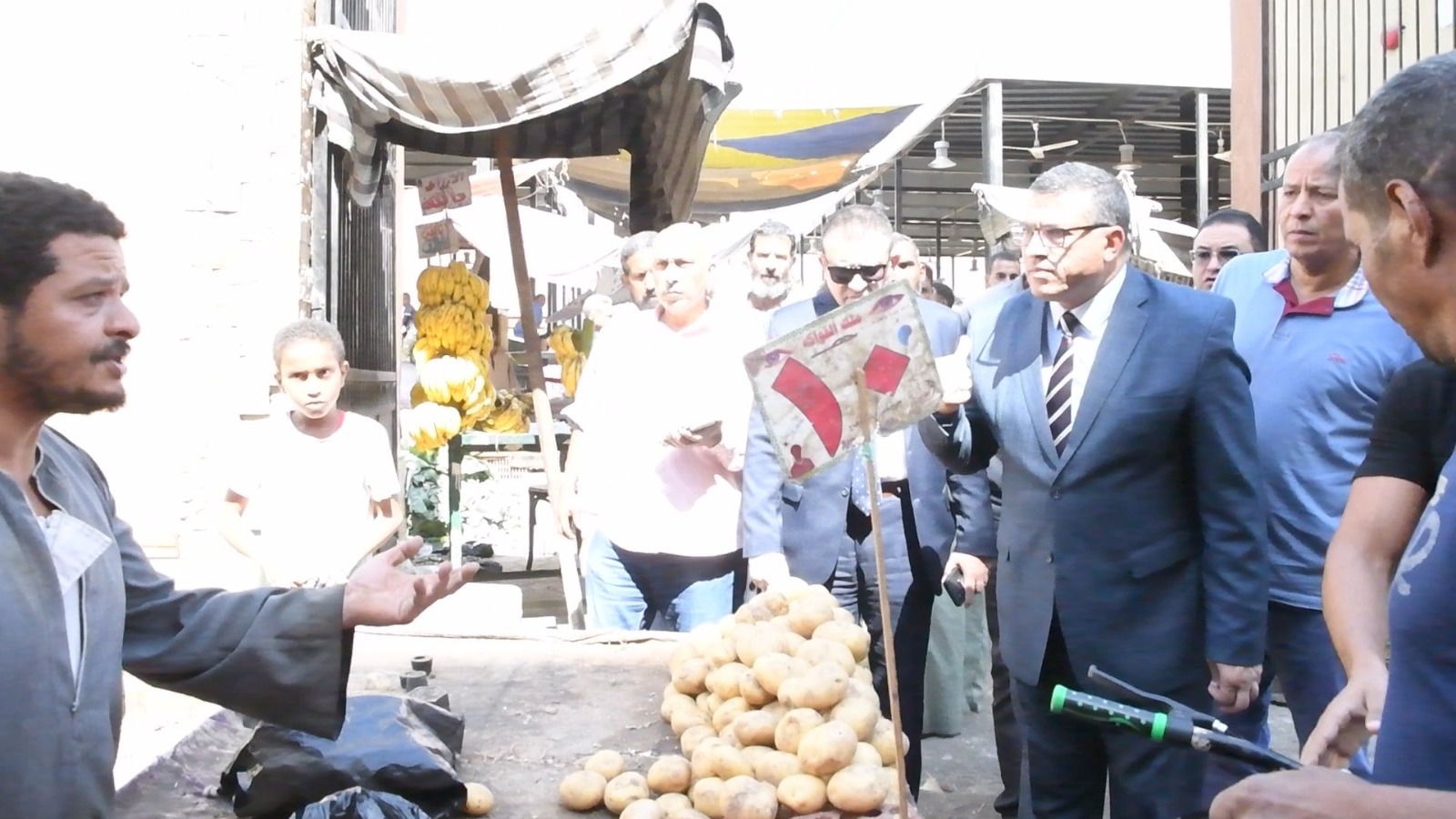 محافظ قنا يحيل مسؤولي السوق ومجلس المدينة بنجع حمادي للتحقيق محافظ قنا يحيل مسؤولي السوق ومجلس المدينة بنجع حمادي للتحقيق