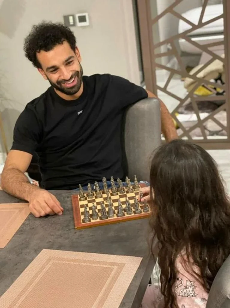 محمد صلاح وهوس لعبة الشطرنج