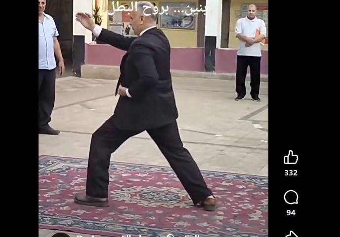 مدير مدرسة بالدقهلية يستعرض مهارات قتالية أمام طلابه