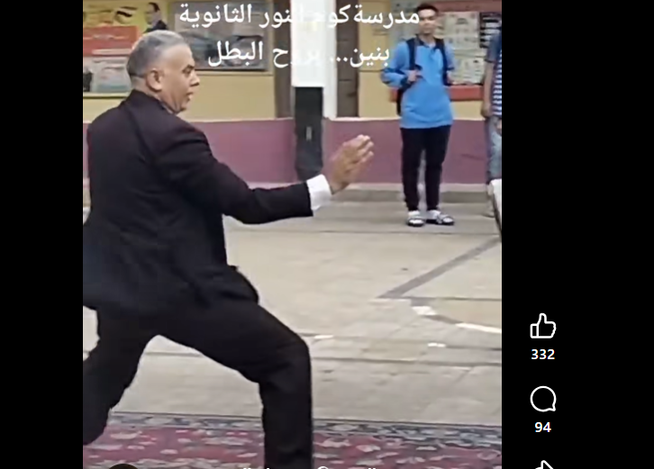 مدير مدرسة بالدقهلية يستعرض مهارات قتالية أمام طلابه