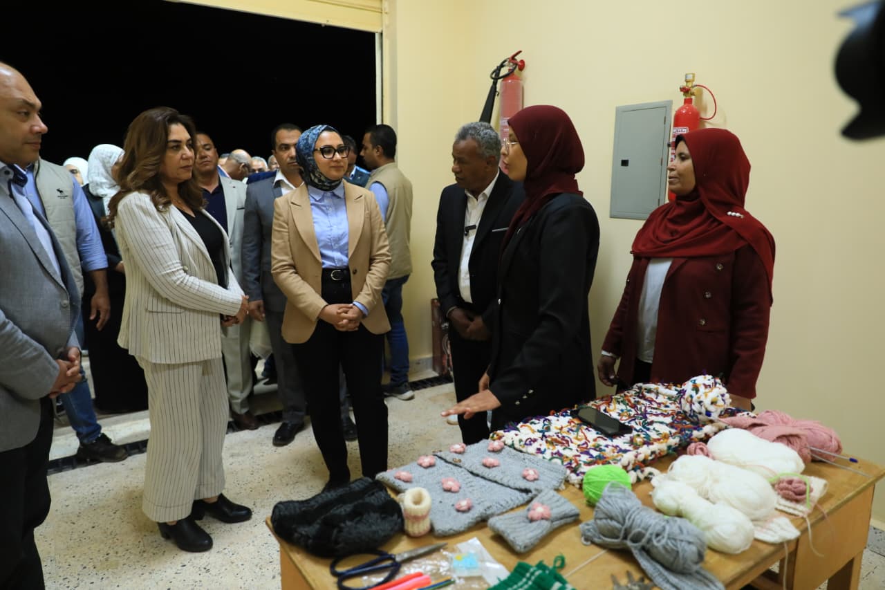 منال عوض تفتتح مجمع الصناعات الحرفية بالوادي الجديد منال عوض تفتتح مجمع الصناعات الحرفية بالوادي الجديد