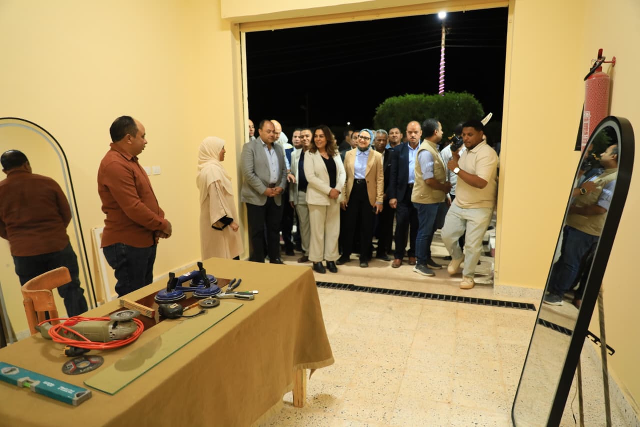 منال عوض تفتتح مجمع الصناعات الحرفية بالوادي الجديد منال عوض تفتتح مجمع الصناعات الحرفية بالوادي الجديد