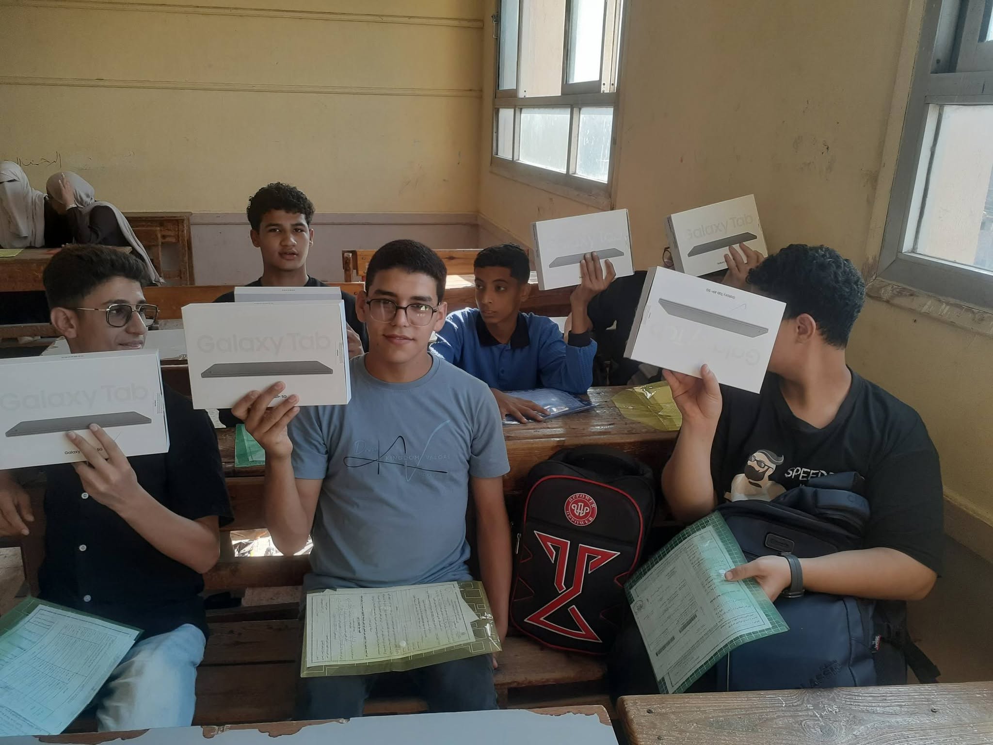 صور تسليم التابلت لطلاب أولى ثانوي بالمدارس