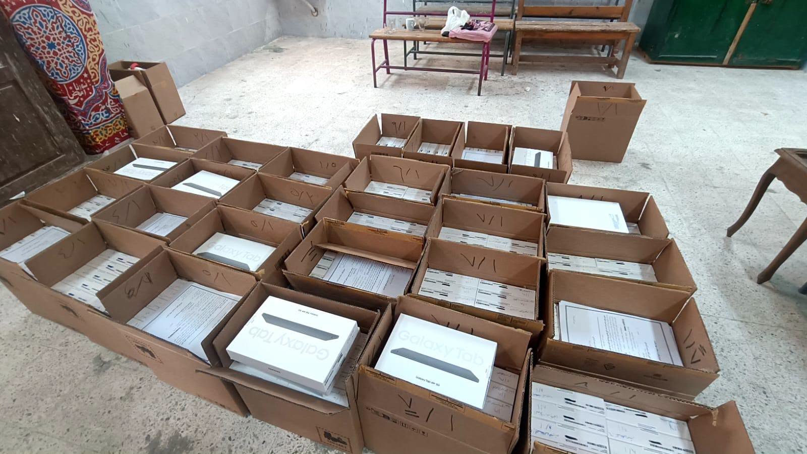 صور تسليم التابلت لطلاب أولى ثانوي بالمدارس