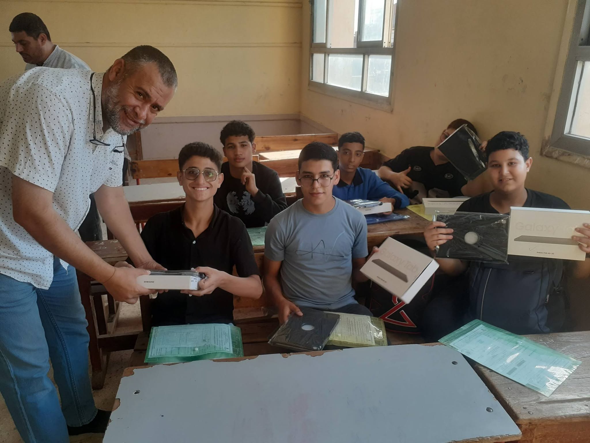 صور تسليم التابلت لطلاب أولى ثانوي بالمدارس