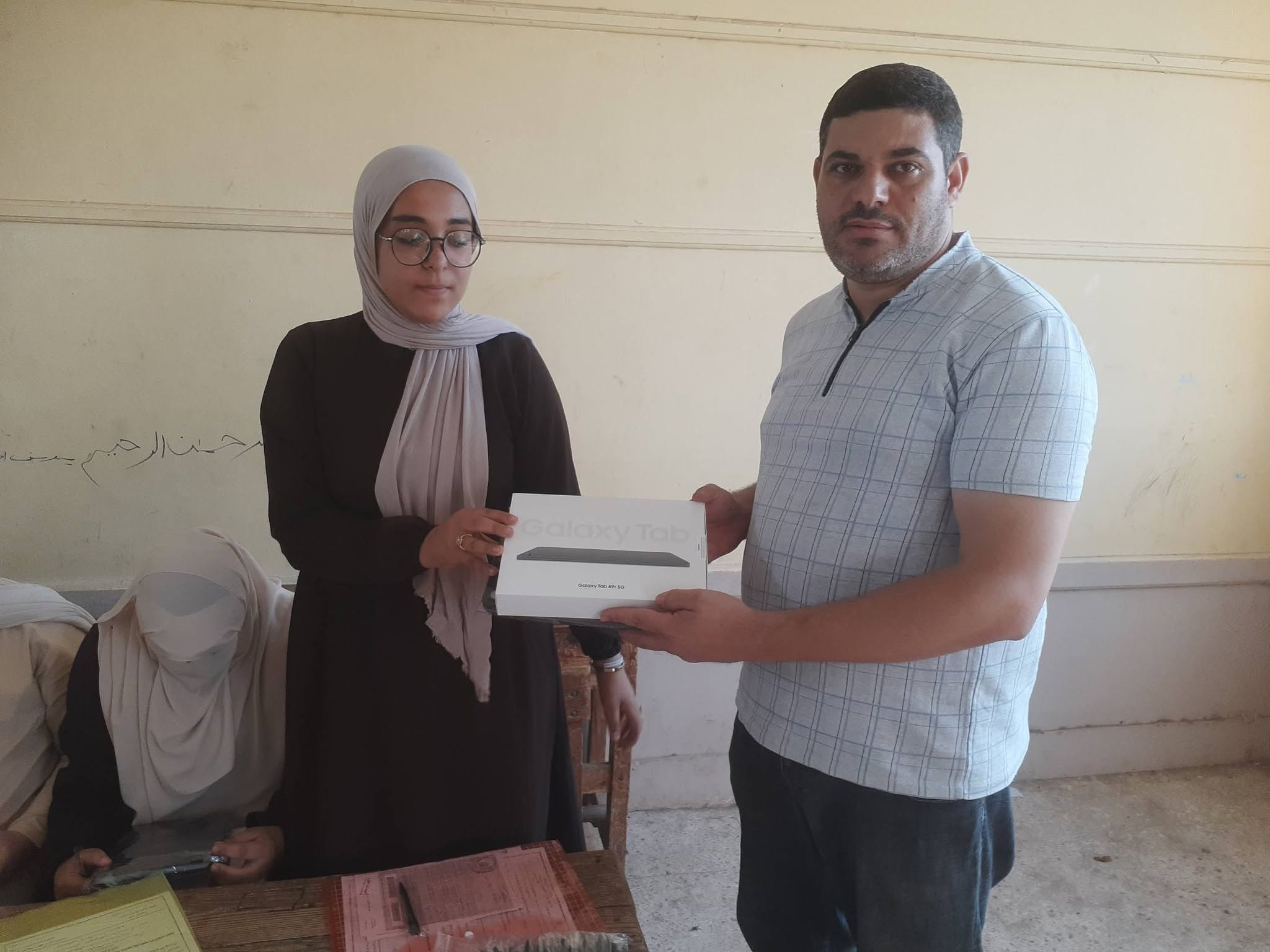 صور تسليم التابلت لطلاب أولى ثانوي بالمدارس