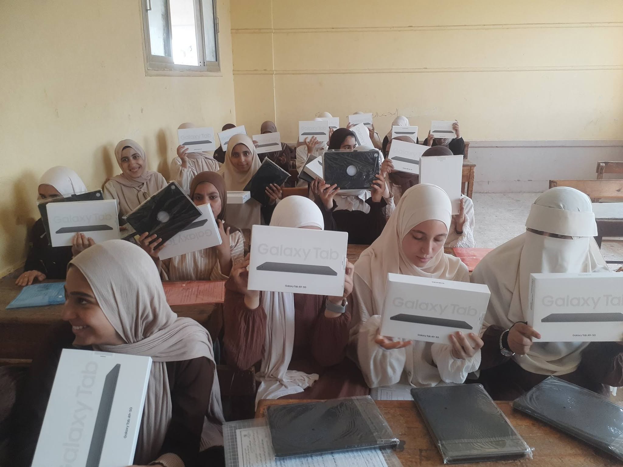صور تسليم التابلت لطلاب أولى ثانوي بالمدارس