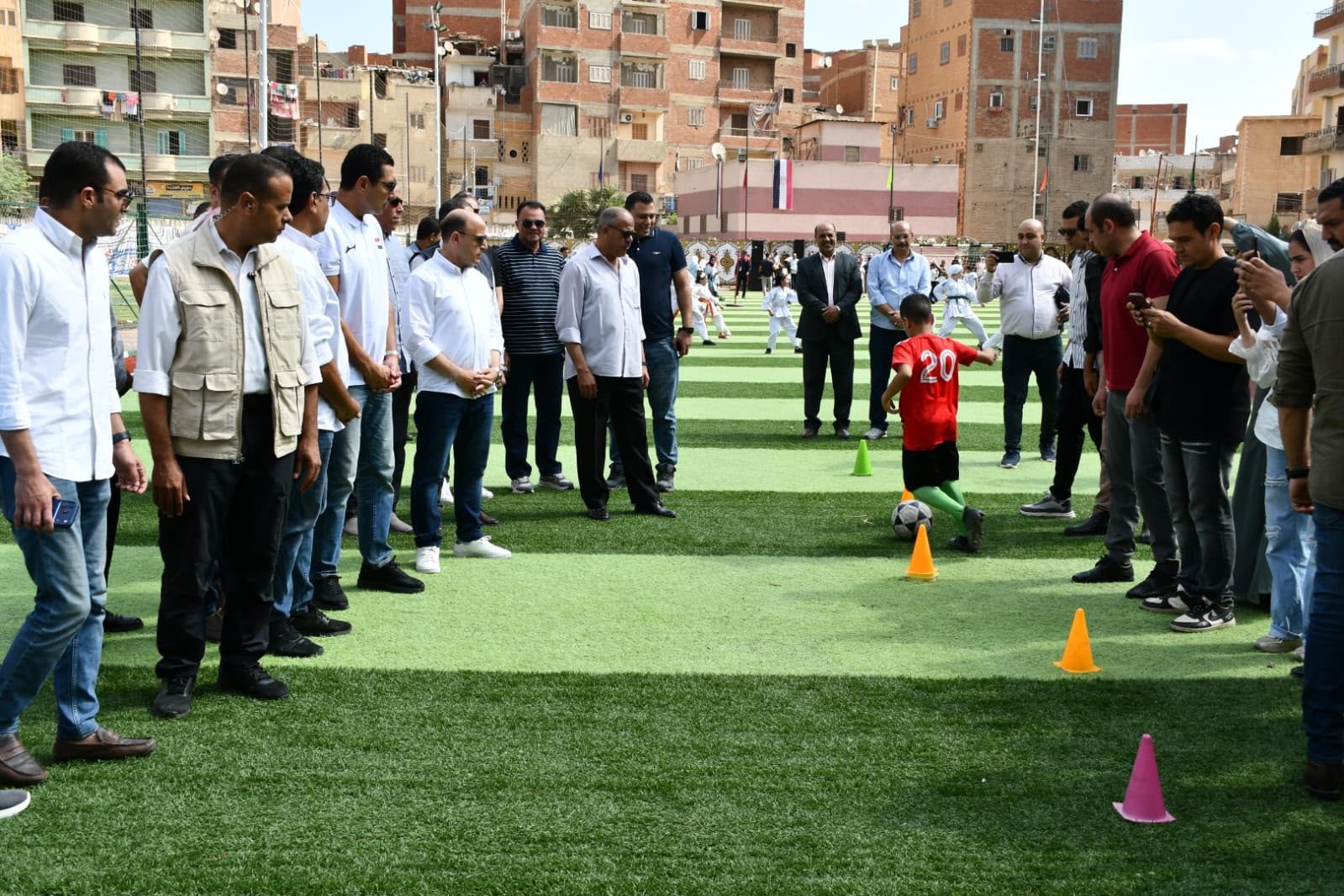 وزير الرياضة ومحافظ الغربية يفتتحان ملعبًا سباعيًا بسبرباي