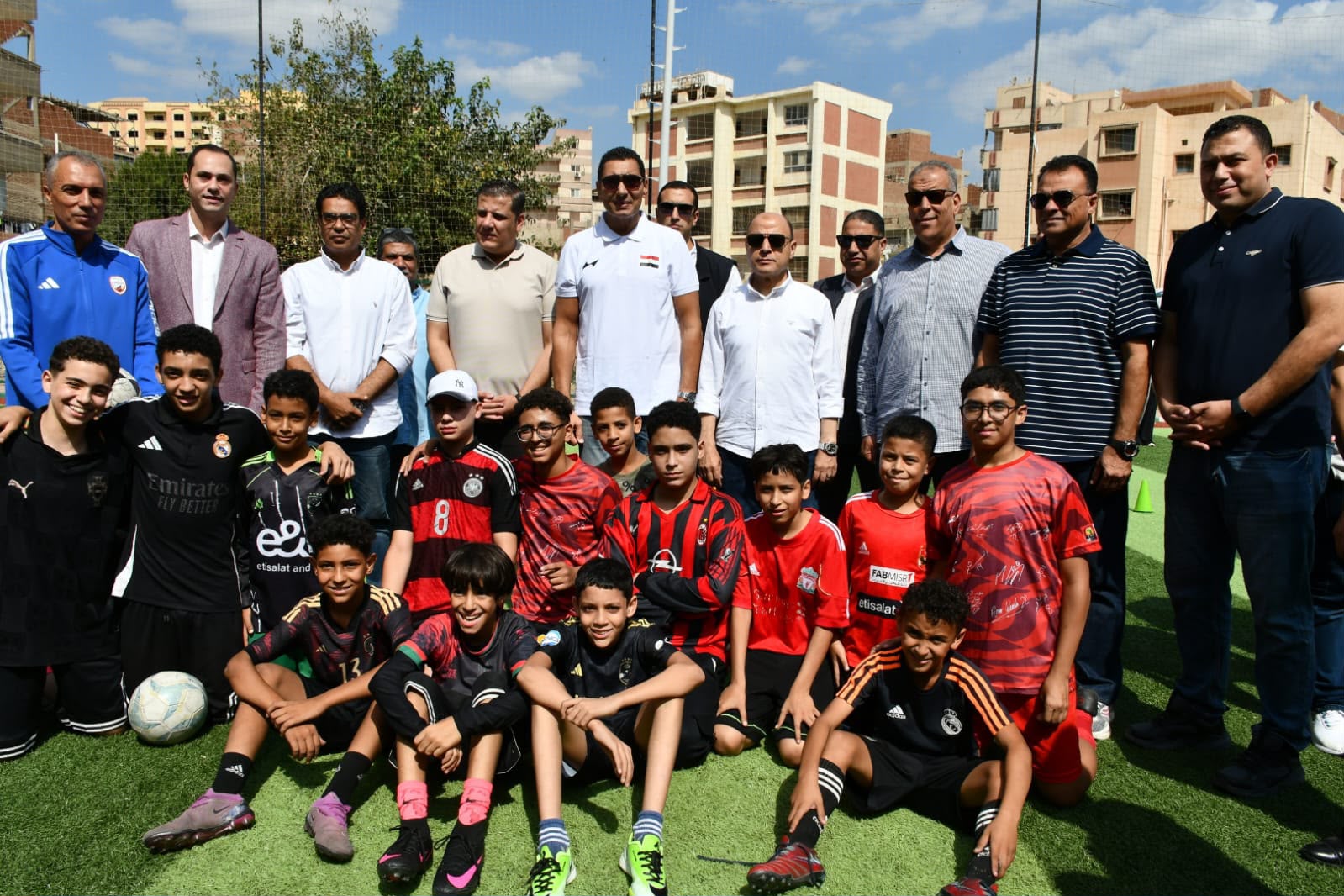 وزير الرياضة ومحافظ الغربية يفتتحان ملعبًا سباعيًا بسبرباي