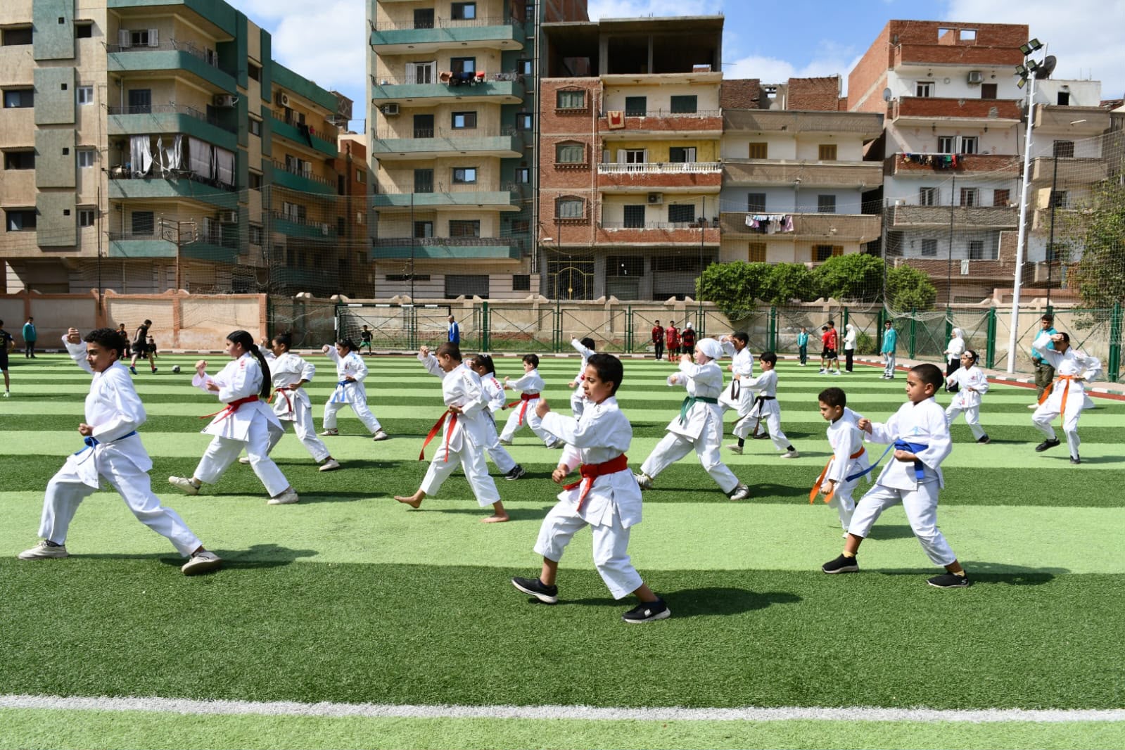 وزير الرياضة ومحافظ الغربية يفتتحان ملعبًا سباعيًا بسبرباي