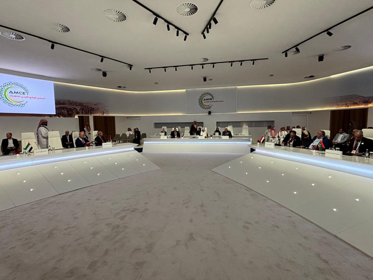 وزير الكهرباء يعلن تطوير قاعدة بيانات عربية للطاقة المتجددة وزير الكهرباء يعلن تطوير قاعدة بيانات عربية للطاقة المتجددة