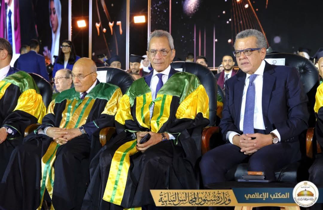 وزير شئون المجالس النيابية يكرم خريجي حقوق عين شمس وزير شئون المجالس النيابية يكرم خريجي حقوق عين شمس