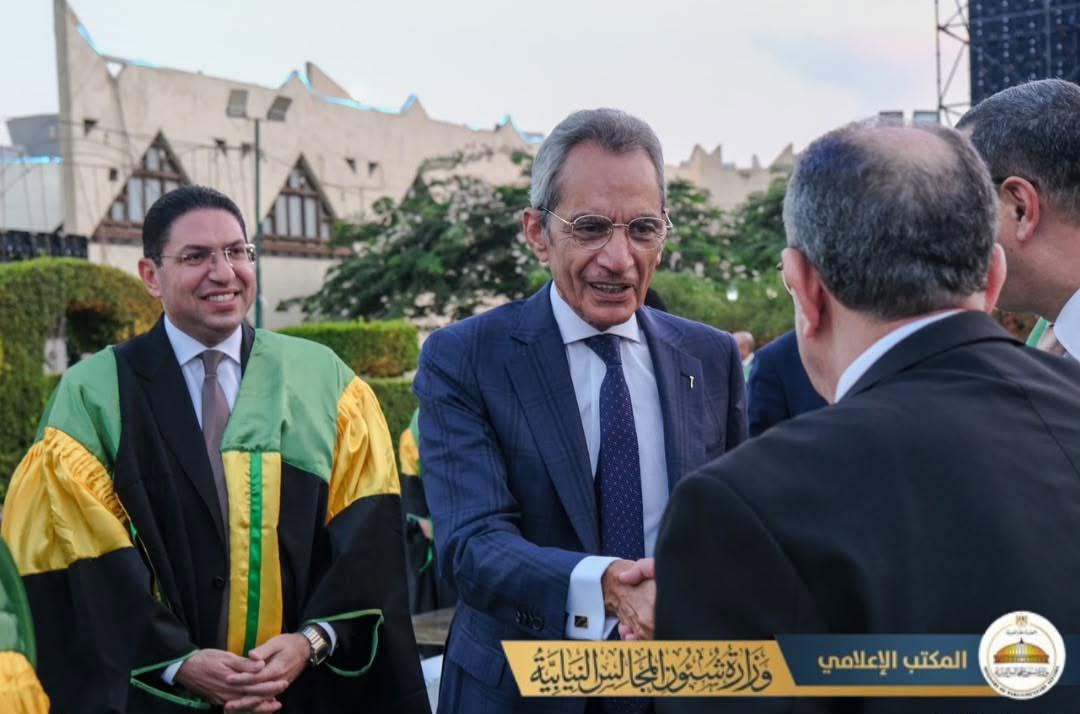 وزير شئون المجالس النيابية يكرم خريجي حقوق عين شمس وزير شئون المجالس النيابية يكرم خريجي حقوق عين شمس