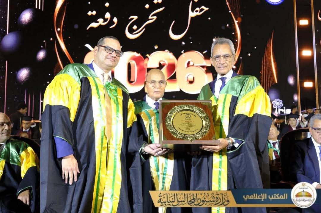 وزير شئون المجالس النيابية يكرم خريجي حقوق عين شمس وزير شئون المجالس النيابية يكرم خريجي حقوق عين شمس